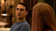 Killing Eve – Aaron (Henry Lloyd-Hughes) lädt Villanelle (Jodie Comer) ein, ihn nach Rom zu begleiten, denn er hat etwas ganz Bestimmtes mit ihr vor.