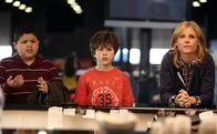 Modern Family – L-R: Manny Delgado (Rico Rodriguez), Luke Dunphy (Nolan Gould), Claire Dunphy (Julie Bowen)