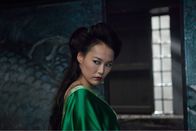 47 Ronin – Die Hexe Mizuki (Rinko Kikuchi) unterstützt mit ihrem mächtigem Zauber den intriganten, nach Allmacht strebenden Fürsten Kira.