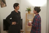 Man Seeking Woman – Jane Dillon (Carrie-Anne Moss, l.); Rosa (Rosa.Salazar, r.)