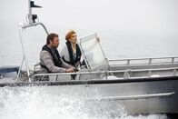 Mord im Mittsommer – Mia (Sandra Andreis) und Thomas (Jakob Cedergren) folgen der Spur der Entführer auf die Insel Harö.