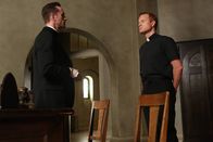 American Horror Story – Monsignor Timothy Howard (Joseph Fiennes, l.) möchte, dass Bruder James (Kasey Mahaffy , r.) die Vertreter der Presse, die die Anstalt belagern, wegschickt ...