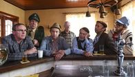 Neues aus Büttenwarder – Es herrscht triste Stimmung im Dorfkrug. Jürgen Seute, Dorfpolizist Peter, Adsche, Shorty, Bürgermeister Griem, Kuno und Heinzi (Dirk Martens, Uwe Rohde, Peter Heinrich Brix, Axel Olsson, Jürgen Uter, Sven Walser, Hendrik v. Bültzingslöwen v. li. n. re.) sehnen sich mal wieder nach einem Topptach an dem alle glücklich und zufrieden sind.