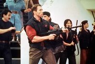 Running Man – Im Jahr 2017 ist die Weltwirtschaft zusammengebrochen und Ben Richards (Arnold Schwarzenegger, M.) gerät in einen Sumpf aus Korruption und Gewalt ...