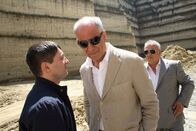 Gomorrha – Der junge Roberto (Carmine Paternoster, li.) macht seinem Boss Franco (Toni Servillo, Mitte) einen Vorschlag, als ihnen die Fahrer der Giftmüll-Transporte abhanden kommen.
