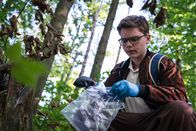 Schloss Einstein – Marlon (Matti Schneider) geht auf Spurensuche im Survival Camp.