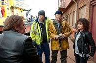 Großstadtrevier – Harry Möller (Maria Ketikidou, r.) hat Christian Hansen (Ben Münchow, 2.v.r.) eingesperrt in einem Schiff gefunden. Doch Volker Hansen (Sascha Reimann, 2.v.l.) will auf jeden Fall verhindern, dass sein geistig behinderter Bruder allein mit Dirk Matthies (Jan Fedder, l.) spricht.