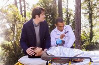 Extant – Als John (Goran Visnjic, l.) seine Frau Molly (Halle Berry, vorne) im Wald findet, kann der Arzt keine Schwangerschaft feststellen. Hat sie am Ende alles nur erfunden?
