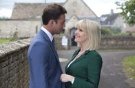Agatha Raisin – Agatha Raisin (Ashley Jensen) vertritt nicht nur die Mineralwasserfirma, sondern bandelt auch mit dem Chef des Unternehmens, Guy Freemont (Jules Knight), an. Das gefällt nicht allen Dorfbewohnern.