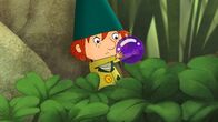 Petronella Apfelmus – Der Hauswichtel Nisse möchte mit einer kleinen Kugel mal wieder der Größte sein.