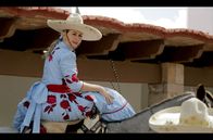 GEO Reportage – Bei der Escaramuza, der Damen-Disziplin in der mexikanischen Cowboy- und Rodeokultur, geht es um Eleganz, Schönheit und das perfekte Zusammenspiel von Pferd und Reiterin.