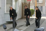 Navy CIS – Sind auf einer heißen Spur: Gibbs (Mark Harmon, l.), Tony (Michael Weatherly, M.) und Ziva (Cote de Pablo, r.) ...