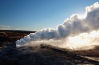 Leben im All – Die Erde hat genau die richtige Position im Sonnensystem, um flüssiges Wasser, Eis und Wasserdampf zu haben.