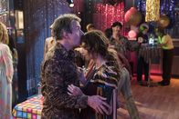Speechless – L-R: Jimmy DiMeo (John Ross Bowie) und Maya DiMeo (Minnie Driver)