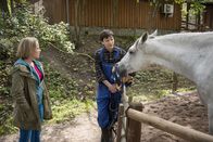 Schloss Einstein – Martha (Luna Kuse) ist skeptisch, wenn es darum geht auf Flocke zu reiten.