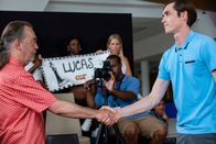 Death in Paradise – Nach Jahren der Abwesenheit ist der Schachspieler Julius Rotfield (David Sibley, l.) wieder zurückgekehrt. Er will sich mit Lucas Magnussen (Anders Hayward, r.) messen. Doch bei dem Spiel geht es um mehr, als Rotfield ahnt.