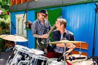 Löwenzahn – Der Auftritt muss klappen. Der berühmte Rockstar Eric Laszlo (Jürgen Vogel) motiviert Fritz Fuchs (Guido Hammesfahr), trotz seines Lampenfiebers mitzuspielen.