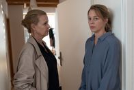 Die Chefin – Kann sich Marina Steidel (Bernadette Heerwagen, r.) vorstellen, wer für den Mord an ihrem Mann verantwortlich sein könnte?