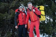 Die Bergretter – Bei der Suche nach den beiden vermissten Tischlern zeigen auch Michi (Robert Lohr, r.) und Rudi (Michael Pascher, l.) wieder vollen Einsatz.