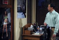 Two and a Half Men – Alan (Jon Cryer) ist bestürzt, als er bemerkt, dass sein Sohn Jake in seinem Zimmer die Märchenposter gegen Poster mit scharfen Bräuten auf Motorrädern ausgetauscht hat ...