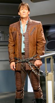 Gene Roddenberry's Andromeda – Als Dylan (Kevin Sorbo) einen alten Notruf von Beka erhält, eilt er ihr zur Hilfe, doch er ist nicht der Erste ...