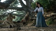 The Luminaries – Crosbie Wells (Ewen Leslie, hinten); Anna Wetherell (Eve Hewson, vorne)