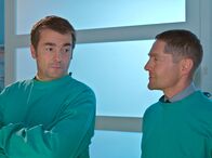 In aller Freundschaft – Dr. Kaminski (Udo Schenk, rechts) macht Valentin Hoppe (Stefan Gubser) in seiner bewusst provokanten Art klar, was Valentin eigentlich an Elena hat und was er für sie empfindet.