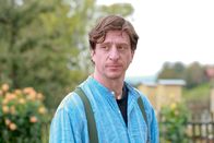Die Rosenheim-Cops – Für Horst Goebel (Georg Veitel) sieht es schlecht aus, aber er bestreitet etwas mit dem Mord zu tun zu haben.