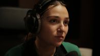 About Saturday – Klara (Darin Hagi) genießt das Single-Leben und teilt ihre Dating-Erfahrungen über etwas zu anhängliche Jungs und schlechte Swipes zusammen mit ihren Freunden in ihrem Podcast "Forever Singles".