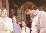 Unsere kleine Farm – Caroline (Karen Grassle, l.), Mary (Melissa Sue Anderson, 2.v.r.) und Laura (Melissa Gilbert) versuchen, Charles (Michael Landon, r.) zu überzeugen.