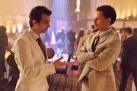 Man Seeking Woman – Josh Greenberg (Jay Baruchel, l.); Mike (Eric André, r.)