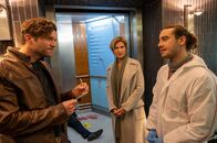 SOKO Stuttgart – Wer hat den Aufzugsführer im Stuttgarter Fernsehturm erstochen? Sofort nehmen die Kommissare Martina Seiffert (Astrid M. Fünderich, M.) und Jo Stoll (Peter Ketnath, l.) sowie Rechtsmediziner Dr. Benedikt Förster (Florian Wünsche, r.) die Ermittlungen auf. Dem Stuttgarter Team eröffnet sich ein Fall voller Höhen und Tiefen.