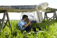 Mayday - Alarm im Cockpit – Binbrook, Ontario, Kanada: Nachstellung. Deepak Joshi (gespielt von Richard Young) stanzt ein Stück der gebrochenen Metallhaut vom Heck des Flugzeugs auf und legt die Metallstränge im Inneren frei. Joshi benutzt eine spezielle Lupe, um festzustellen, ob Metallermüdung oder Korrosion dazu geführt hat, dass das Heck des Continental Express Fluges 2574 in der Luft abgerissen ist. Das Flugzeug war am 11. September 1991 beim Anflug auf den internationalen Flughafen von Houston in einen steilen Sturzflug geraten. (Photo Credit: Ian Watson and Cineflex 2011)