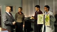 SOKO Stuttgart – Jan Arnaud (Mike Zaka Sommerfeldt, r.) erklärt seinem Chef Kriminaldirektor Michael Kaiser (Karl Kranzkowski, l.), seiner Kollegin Martina Seiffert (Astrid M. Fünderich) und seinem Kollegen Rico Sander (Benjamin Strecker), dass man aus Hopfen keinesfalls nur Bier herstellen kann. Vielleicht liegt darin das Mordmotiv.