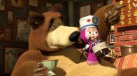 Mascha und der Bär – Der Bär ist krank. Mascha untersucht ihn und verordnet Bettruhe.