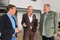Die Rosenheim-Cops – Paul Eckert (Thorsten Nindel, M.) erzählt den Kommissaren Hofer (Joseph Hannesschläger, r.) und Bach (Patrick Kalupa, l.), wie die geschäftliche Zusammenarbeit mit dem Ermordeten war.