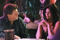 Desperate Housewives – Der Vertrag ist unterschrieben und Susans (Teri Hatcher, r.) Anteil des Strip-Clubs geht an Mitch Rooney (Brent Briscoe, l.) ...