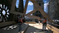 Die Rettung von Notre-Dame – Arbeiter bei einer Reparatur von Notre-Dame