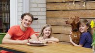 Checker Julian – Julian ist zu Besuch bei Nele und Tom, sie sind beide gegen Nüsse allergisch und trainieren ihren Hund Jack, dass er für sie Nüsse erschnüffeln kann.