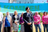 Thin Blue Line – Stolz präsentiert die Polizeichefin Dragana (Irma Jämhammar, M.) ein neues Projekt zur Verbrechensprävention - ein Gemeindegarten, der die Bewohner eines Problemviertels zusammenbringen soll. Doch diese Hoffnung vergeht schnell.