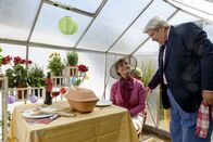 Löwenzahn – Nachbar Paschulke (Helmut Kraus, r.) und Mutti Kluthe (Margot Nagel, l.) haben ihr erstes Treffen. Mutti Kluthe fühlt sich im Gewächshaus noch ganz wohl, doch dies wird sich schnell ändern.