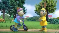 Pip und Posy – Pip erklärt Zac, dass Regenwürmer wie Spaghetti sind, einfach nur kitzelig.