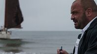neoriginal: Sløborn – Polizist Mikkel Schwarting (Urs Rechn) weiß noch nicht, dass die Toten an Bord der gestrandeten Jacht einen gefährlichen Virus in sich tragen.
