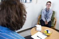 Gösta – Gösta (Vilhelm Blomgren) hört seinem jungen Patienten Ossian (Xander Wilke) zu.