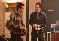 Man Seeking Woman – Josh Greenberg (Jay Baruchel, l.); Mike (Eric André, r.)