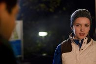Schloss Einstein – Weil Tommy (Lucas Leppert, li.) will, dass Constanze (Henrieke Fritz, re.) nicht das Gerücht glaubt, gesteht er ihr, dass er im Namen von Marike Mails an seinen besten Freund schreibt.