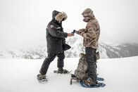 Gordon Ramsay: Kulinarische Abenteuer – Alaska - (L to R) Sporting snowshoes, Gordon Ramsay and Chef, Lionel Udippa, warm up with chaga tea.