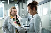 Tatort – Mit den Labor-Ergebnissen, die KTU-lerin Natalie Förster (Tinka Fürst, r) von ihrer Kollegin Anna (Sophie Roeder) erhält, scheint etwas nicht zu stimmen.