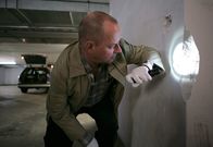 Mankells Wallander – Nyberg (Mats Bergman) untersucht die eingeschlagenen Projektile.