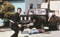 El Mariachi – Mitten am Tag wird der junge Mariachi (Carlos Gallardo) unerwartet verfolgt und findet sich plötzlich in einer Schießerei auf offener Straße wieder.